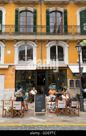 Street Cafe nella città vecchia di Palma de Mallorca, Mallorca, Maiorca, isole Baleari, Spagna Foto Stock