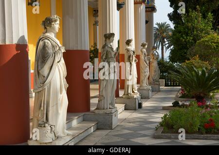 Sculture nel giardino di Achillion, Corfu, Isole Ionie, Grecia Foto Stock