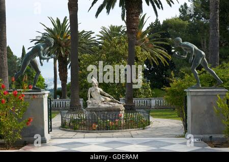 Sculture nel giardino di Achillion, Corfu, Isole Ionie, Grecia Foto Stock