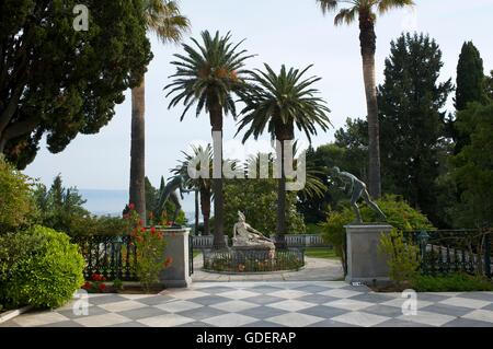 Sculture nel giardino di Achillion, Corfu, Isole Ionie, Grecia Foto Stock