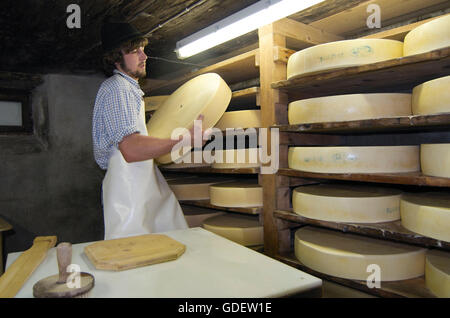 Pastore alpino e il casaro a Schlappoltalm Chalet, Fellhorn, Oberstdorf, Allgaeu, Baviera, Germania Foto Stock