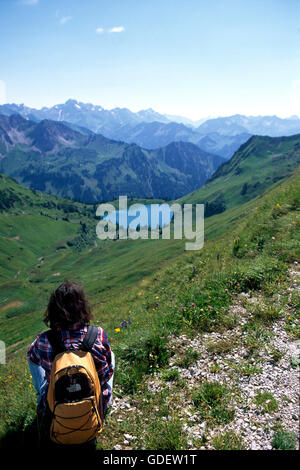 Escursionismo donna al Lago Seealpsee, Nebelhorn, Oberstdorf, Allgaeu, Baviera, Germania Foto Stock