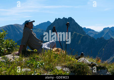 Escursionismo uomo, Nebelhorn, Oberstdorf, Allgaeu, Baviera, Germania Sig. Foto Stock