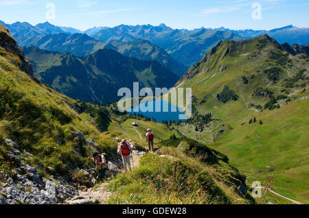 Gli escursionisti a lago Seealpsee, Nebelhorn, Oberstdorf, Allgaeu, Baviera, Germania Foto Stock
