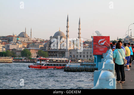 Nuova Moschea e il Ponte di Galata, Istanbul, Turchia Foto Stock