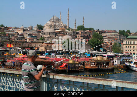 Sueleymaniye moschea e il Ponte Galata, Istanbul, Turchia / pescatore Foto Stock