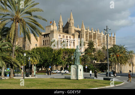 Kathedrale La Seu, Raimondo Lullo statua, Palma de Mallorca, Spagna, Mallorca Foto Stock