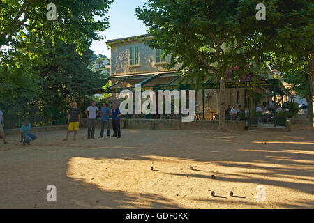 Gli uomini a giocare a bocce, Saint Paul de Vence, Cote d'Azur, in Francia Foto Stock