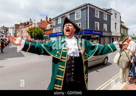 Un tradizionale Town Crier, Lewes, Sussex, Regno Unito Foto Stock