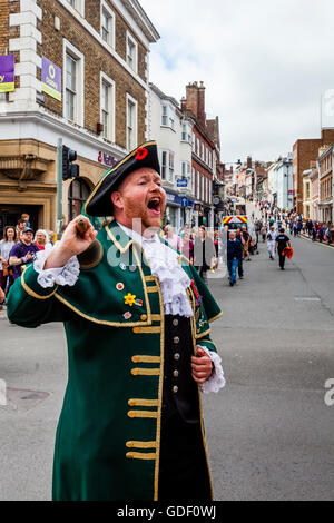 Un tradizionale Town Crier, Lewes, Sussex, Regno Unito Foto Stock