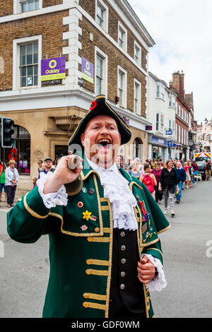 Un tradizionale Town Crier, Lewes, Sussex, Regno Unito Foto Stock