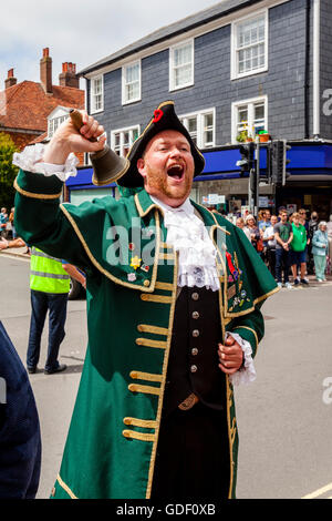 Un tradizionale Town Crier, Lewes, Sussex, Regno Unito Foto Stock