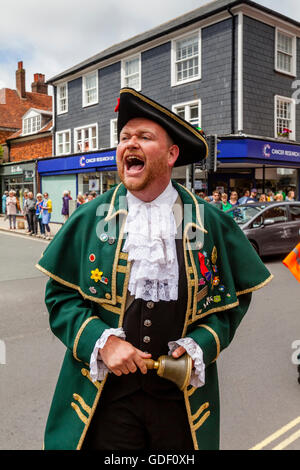 Un tradizionale Town Crier, Lewes, Sussex, Regno Unito Foto Stock