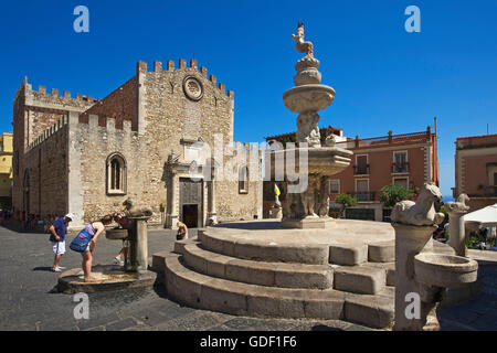 San Nicolo Duomo , Piazza Duomo, Taormina, Sicilia, Italia Foto Stock