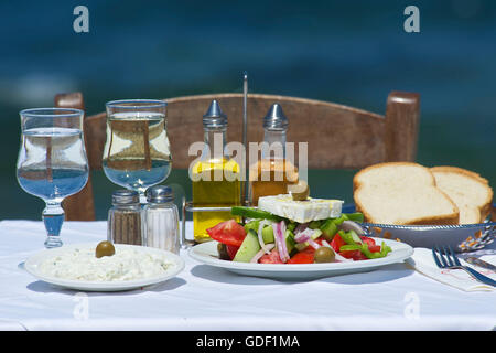 Insalata greca, tzatziki, il formaggio Feta, Grecia Foto Stock