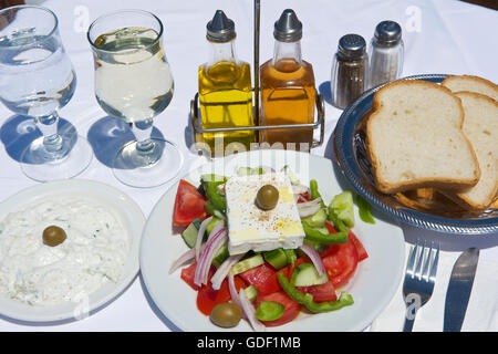 Insalata greca, tzatziki, il formaggio Feta, Grecia Foto Stock