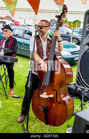 Un musicista suona presso il Villaggio Fairwarp Fete, Fairwarp, East Sussex, Regno Unito Foto Stock