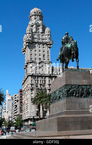 Salve Palace, la statua equestre del generale José Gervasio Artigas, Independance posto, Plaza Independencia, Montevideo, Uruguay Foto Stock