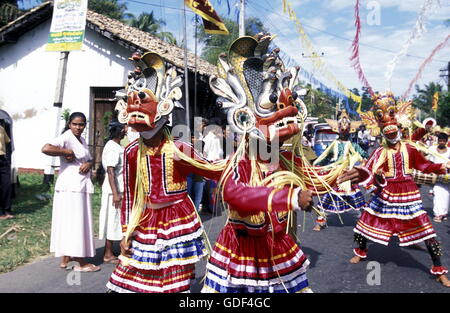 Una festa tradizionale in dicembre nella città di Dalawella presso la westcoast dello Sri Lanka in Asien. Foto Stock