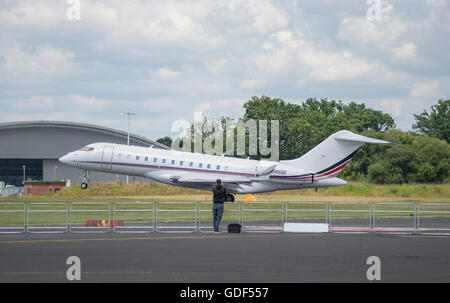 Il 2016 Farnborough International Airshow di commercio, orologi planespotter un Bombardier Global 6000 sbarco. Foto Stock