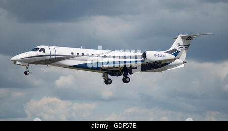 Il 2016 Farnborough International Airshow di commercio, Embraer 600 Legacy jet executive landing. Foto Stock