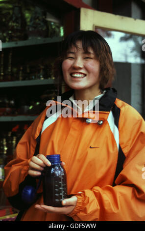 Ragazza vendita di incenso su Guozijian Street a Pechino in Cina. Foto Stock