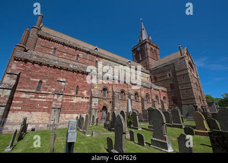 Il St Magnus Cattedrale che domina la Kirkwall Orkney Islands skyline di capitale SCO 10,728. Foto Stock