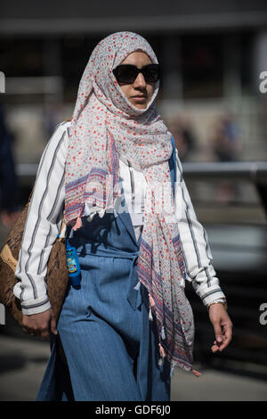 Arabian donna islamica indossano hijab, camminando giù per una strada di Vancouver. Foto Stock