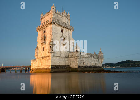 Lisbona, Portogallo -- costruito su una piccola isola vicino alle rive del fiume Tago appena a sud ovest del centro cittadino di Lisbona, la Torre di Belem (o Torre de Belém) risale al 1514-1520. Essa era parte di una rete difensiva di proteggere la spedizione al porto di Lisbona e oltre durante il Portogallo Età delle Scoperte. Accoppiato con il vicino Monastero dos Jerónimos è elencato come un patrimonio mondiale dell UNESCO. Foto Stock