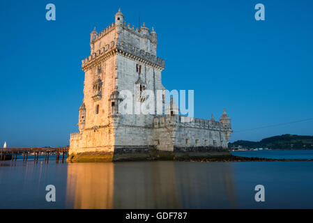 Torre di Belem Lisbona Portogallo // LISBONA, Portogallo — costruita su una piccola isola vicino alle rive del fiume Tago appena a sud-ovest del centro di Lisbona, la Torre di Belém (Torre de Belém) risale al 1514-1520. La torre fortificata faceva parte di una rete difensiva che proteggeva le spedizioni verso il porto di Lisbona e oltre durante l'età delle scoperte del Portogallo. Costruito nello stile architettonico manuelino, è servito sia come fortezza che come porta cerimoniale per la città. Insieme al vicino monastero di Jerónimos, è stato dichiarato patrimonio dell'umanità dell'UNESCO. La torre si erge come uno dei più famosi ristoranti del Portogallo Foto Stock