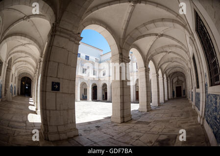 Lisbona, Portogallo - Il Monastero di São Vicente de Fora è un monastero del XVII secolo la chiesa e il monastero nel quartiere di Alfama di Lisbona. Funzioni it allestita sezioni in stile barocco come pure il Braganza Pantheon, dove il Re che governarono il Portogallo tra il 1640 e il 1910 sono interrati. Foto Stock