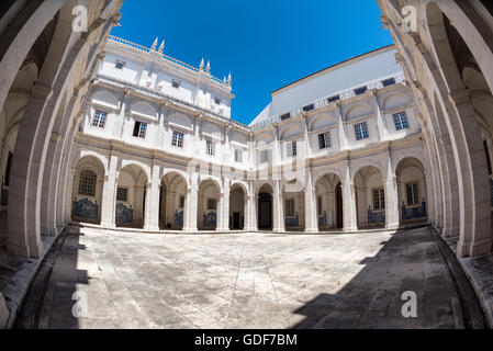 Lisbona, Portogallo - Il Monastero di São Vicente de Fora è un monastero del XVII secolo la chiesa e il monastero nel quartiere di Alfama di Lisbona. Funzioni it allestita sezioni in stile barocco come pure il Braganza Pantheon, dove il Re che governarono il Portogallo tra il 1640 e il 1910 sono interrati. Foto Stock