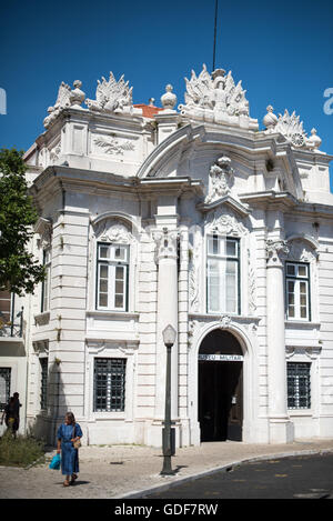 LISBONA, Portogallo: Il Museu Militar (Museo militare) nel quartiere Santa Apolonia di Lisbona mostra la ricca storia militare del Portogallo. Ospitato in un'ex fonderia di artiglieria, il museo espone una vasta collezione di armi, uniformi e manufatti che vanno dal medioevo al XX secolo. Le mostre coprono il coinvolgimento del Portogallo in vari conflitti, tra cui le guerre napoleoniche, le campagne coloniali e le guerre mondiali, offrendo ai visitatori una visione completa del patrimonio militare della nazione. Foto Stock