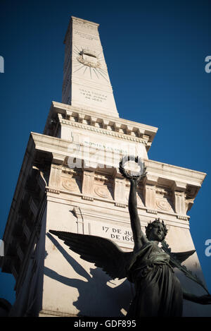 Lisbona, Portogallo - formalmente conosciuto come Piazza Pedro IV (o Praça de D. Pedro IV in portoghese), Piazza Rossio è stato un pubblico vibrante commons di Lisbona per secoli. Al suo centro si erge una colonna sormontata da una statua del re Pedro IV (Pietro IV; 1798-1834) che è stata eretta nel 1870. Foto Stock