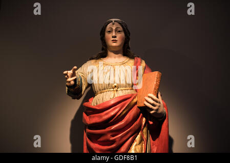 LISBONA, Portogallo — Una statua in legno fiorito di Santa Caterina (Santa Catarina) di uno scultore portoghese risalente al XVII o XVIII secolo. Il Museu de São Roque è un museo annesso all'Igreja de Sao Roque che espone vari manufatti storici religiosi della chiesa. La Igreja de São Roque, risalente al XVI secolo, fu una delle prime chiese gesuite della cristianità e presenta una serie di cappelle barocche decorate con decorazioni ornamentali. Foto Stock