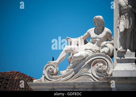 LISBONA, Portogallo - particolare dell'Arco da Rua Augusta su Praca do Comércio, con una statua raffigurante il fiume Tago. Conosciuta come Piazza del Commercio in inglese, Praca do Comércio è una piazza storica nel quartiere Pombaline Downtown di Lisbona, vicino al fiume Tago. L'Arco fu costruito per commemorare la ricostruzione della città dopo il terremoto del 1755. Incorniciata dal fiume Tago e dall'Arco di Rua Augusta, la plaza è nota per il suo significato storico come sede del Palazzo reale Ribeira fino a quando non fu distrutta dal devastante terremoto del 1755. Foto Stock