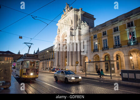 Arco da Rua Augusta Commerce Square Lisbona // LISBONA, Portogallo — Arco da Rua Augusta su Prac do Comércio. Conosciuta come Piazza del commercio in inglese, Praca do Comércio è una piazza storica nel quartiere Pombaline Downtown di Lisbona, vicino al fiume Tago. L'Arco fu costruito per commemorare la ricostruzione della città dopo il terremoto del 1755. Le sculture in cima all'arco rappresentano la gloria che gratifica il valore e il genio. Foto Stock