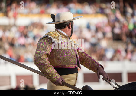Picador torero, lancer il cui compito è quello di indebolire il bull di muscoli del collo, nella corrida di Linares, Spagna Foto Stock