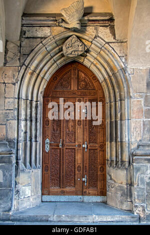 Riccamente intagliati porta in legno di quercia con il portale presso la Cattedrale di San Vito a Praga, Repubblica Ceca. Foto Stock