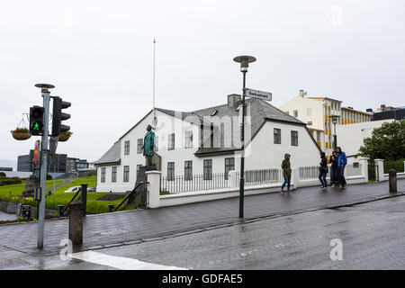 Statua Porour Hannes HAFSTEIN Petursson nella parte anteriore del primo ministro's house, costruita nel 1761-1771 ex carcere, Reykjavik, Islanda Foto Stock