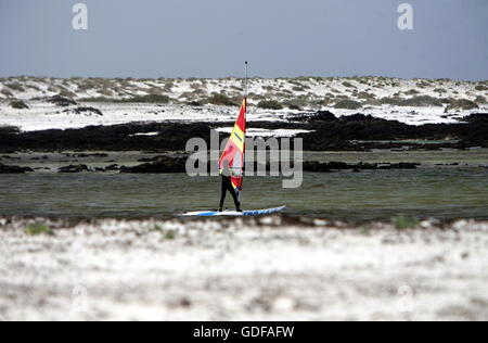 La spiaggia di Los Lagos sull'isola Fuerteventura sull'isola delle Canarie di Spagna nell'Oceano Atlantico. Foto Stock