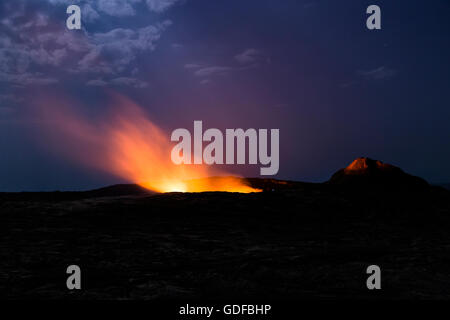 Eruzione di notte, il cratere del vulcano attivo vulcano Erta Ale, Danakil depressione di Afar, Triangolo, Etiopia Foto Stock