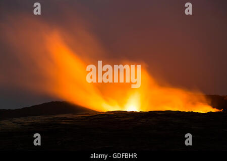 Eruzione di notte, il cratere del vulcano attivo vulcano Erta Ale, Danakil depressione di Afar, Triangolo, Etiopia Foto Stock