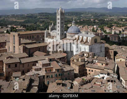 Vista di Siena con il Duomo di Santa Maria Assunta a Siena, Toscana, Italia, Europa Foto Stock