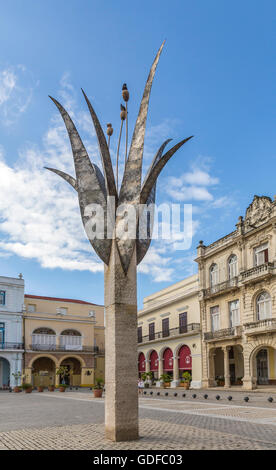 Scultura Moderna in Plaza Vieja, case ristrutturate nel centro della città, edifici coloniali, Havana, Cuba Foto Stock