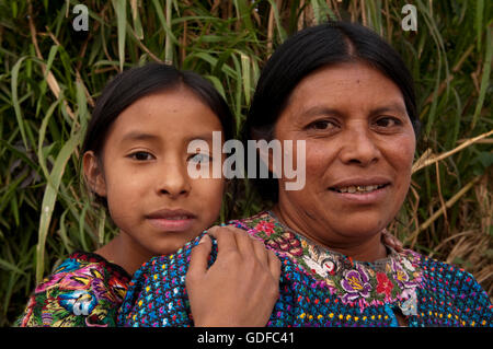 Ragazza e donna, ritratto, San Lucas Toliman, Lago de Atitlan, Guatemala, America Centrale Foto Stock