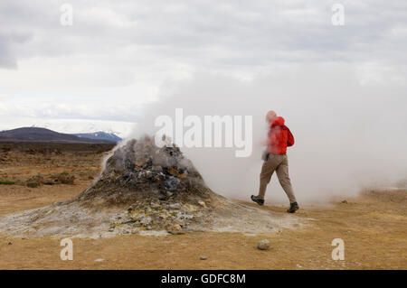 Escursionista presso Hverir campi geotermici ai piedi della montagna di Namafjall, Myvatn lago, Islanda, Europa Foto Stock