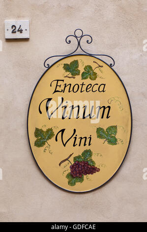 Enoteca Vinum, segno, Montepulciano, Val d'Orcia, in provincia di Siena, Toscana, Italia, Europa Foto Stock