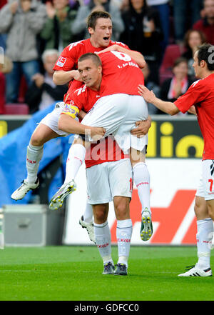 Taner Yalcin festa dopo il suo obiettivo per 1:0 con Lukas Podolski e Christian Clemens, Bundesliga Football League Foto Stock