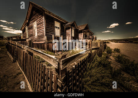 Bodie Ghost Town ampia angolazione di una casa in legno Foto Stock